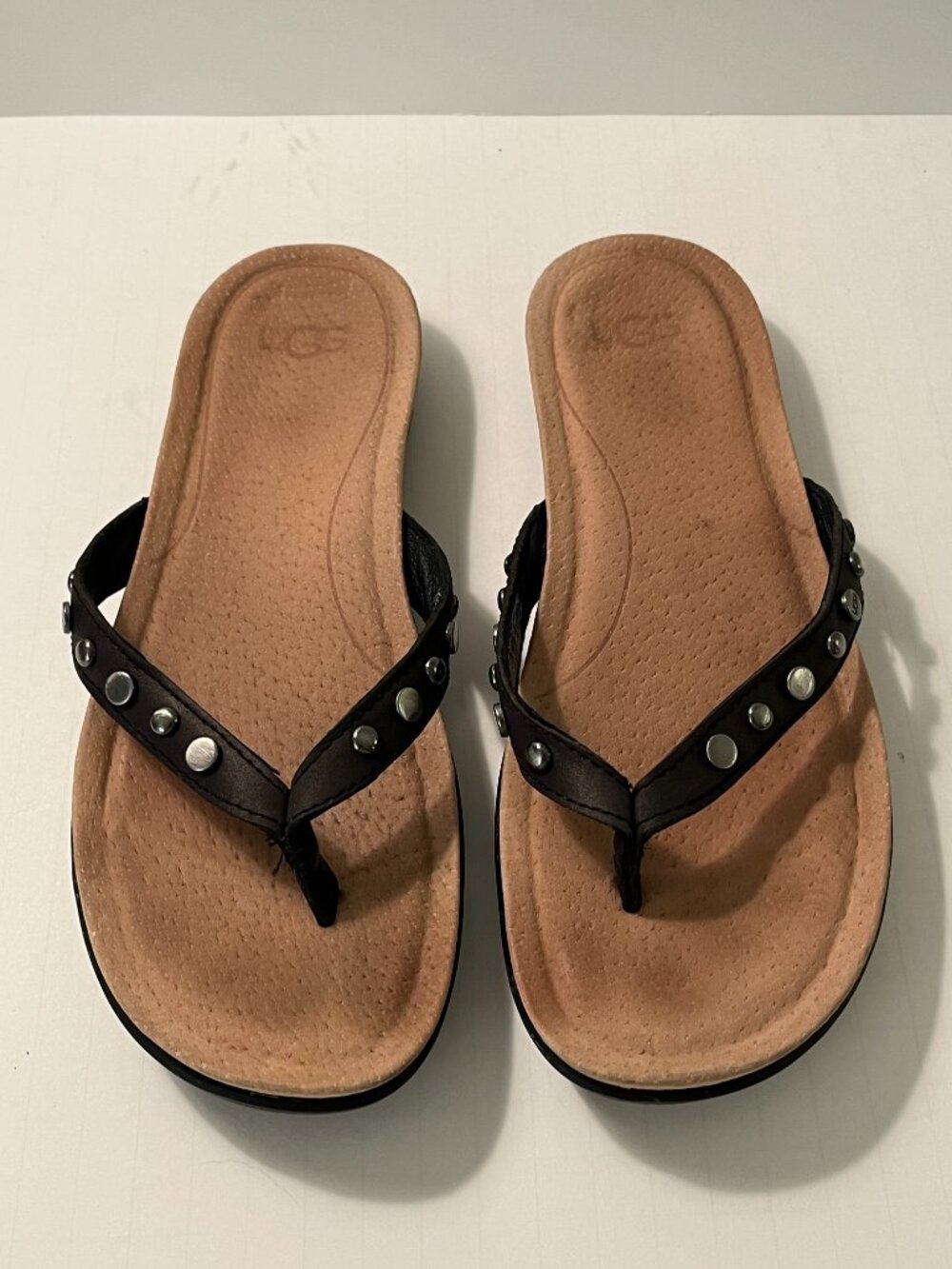 UGG SN Lyndi Thong Flip Flop Studded Black Leather Sandals Women's 7 ~ 1006357